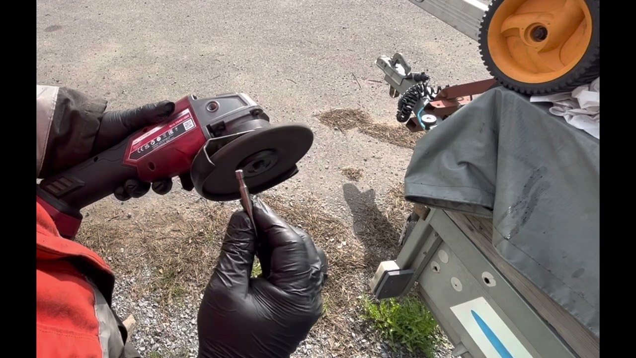 Nysvätään venttiileitä Briggs-Stratton leikkurista.