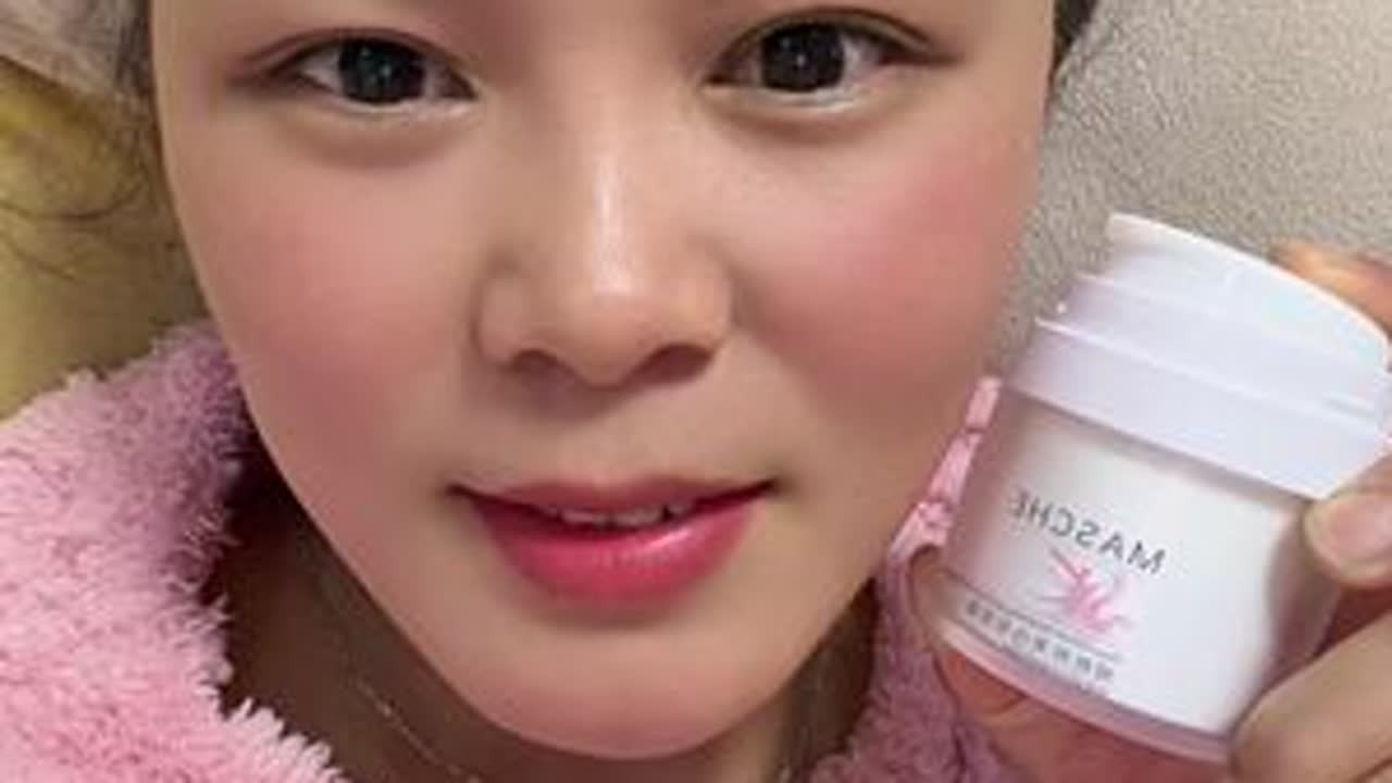 #这么诚实的妹子 第一我也是看中持证上岗的产品我才放心用，成分安全没有添加激素防腐剂之类的，姐妹们放心放心用吧，反正我已经替你们试过了