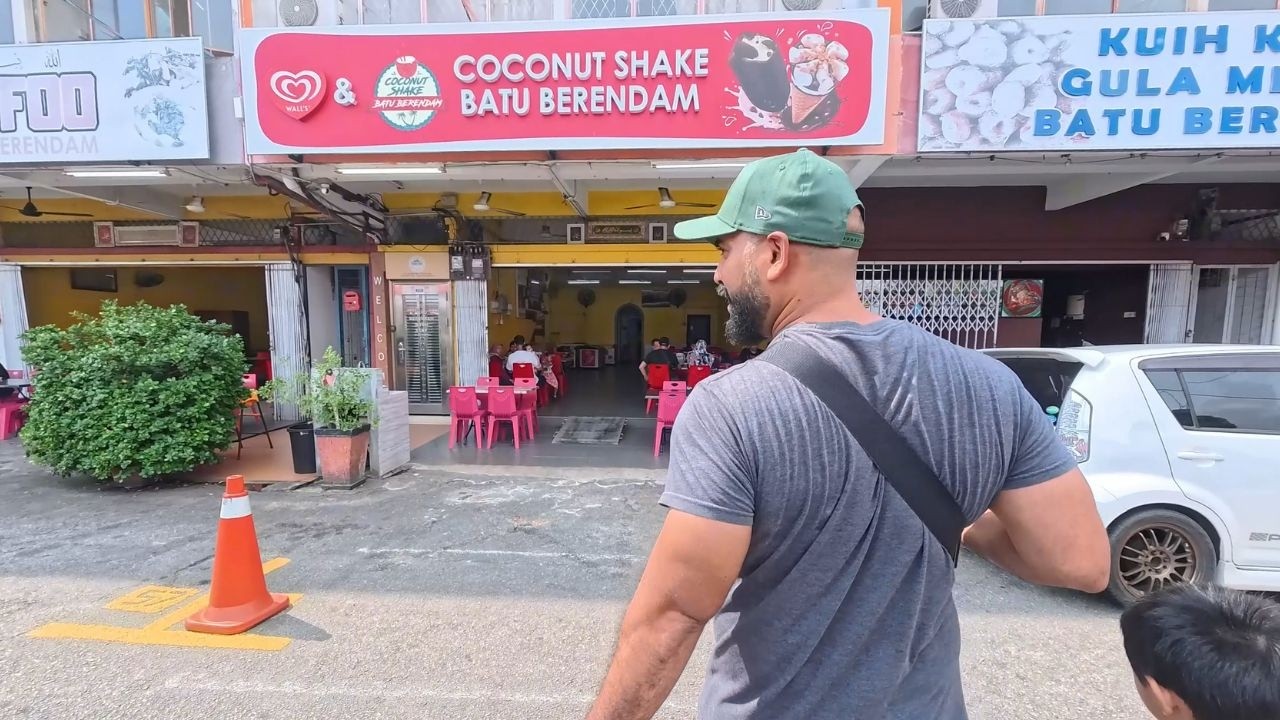 KAMI LAYAN COCONUT SHAKE BATU BERENDAM. COCONUT SHAKE TERBAIK! KUIH SEMUA SEDAP! | sedapsedapsedap!
