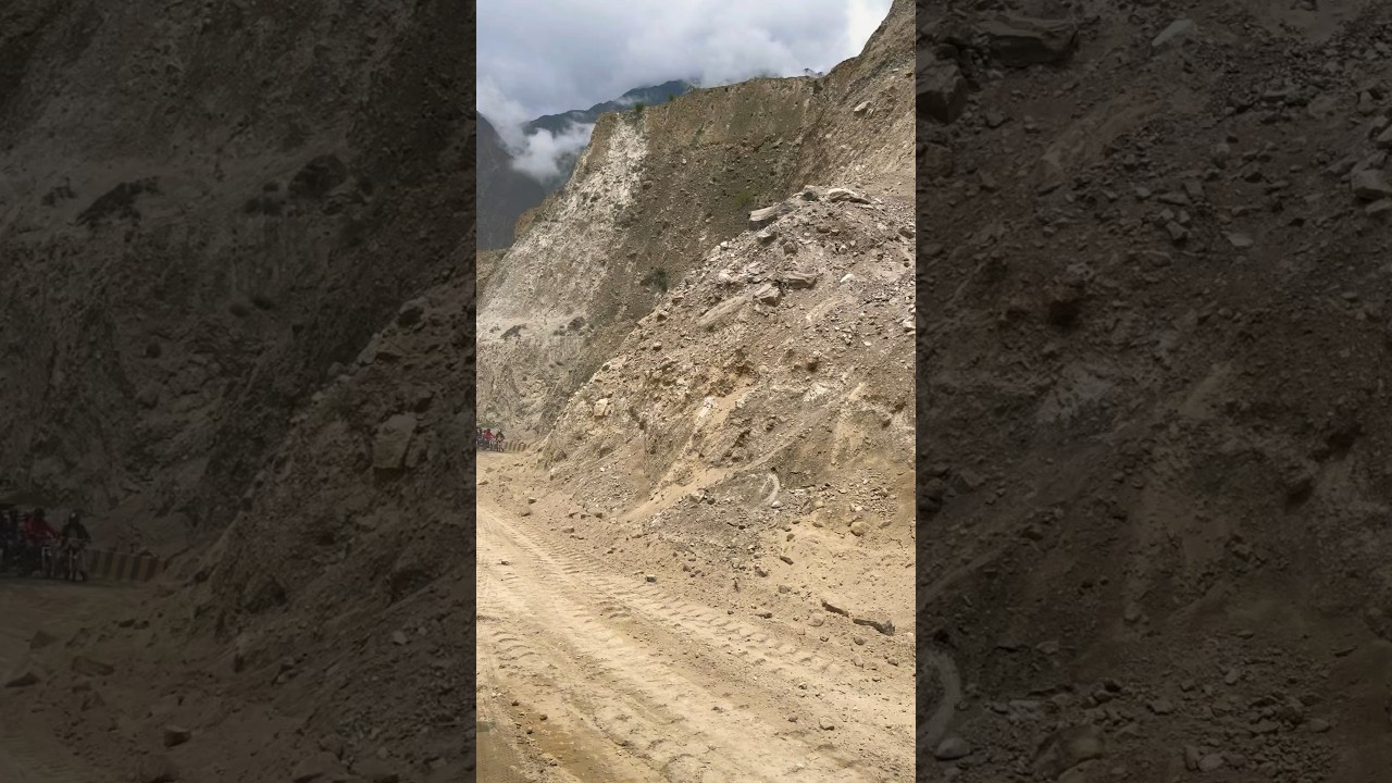 Landslides in hunza 😨 #hunza #hunzaroads #dangrous #accident #landslide #youtube