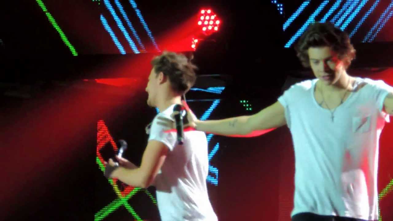One Direction - Kiss You @ Liverpool Echo Arena 17.03.2013 (HD)