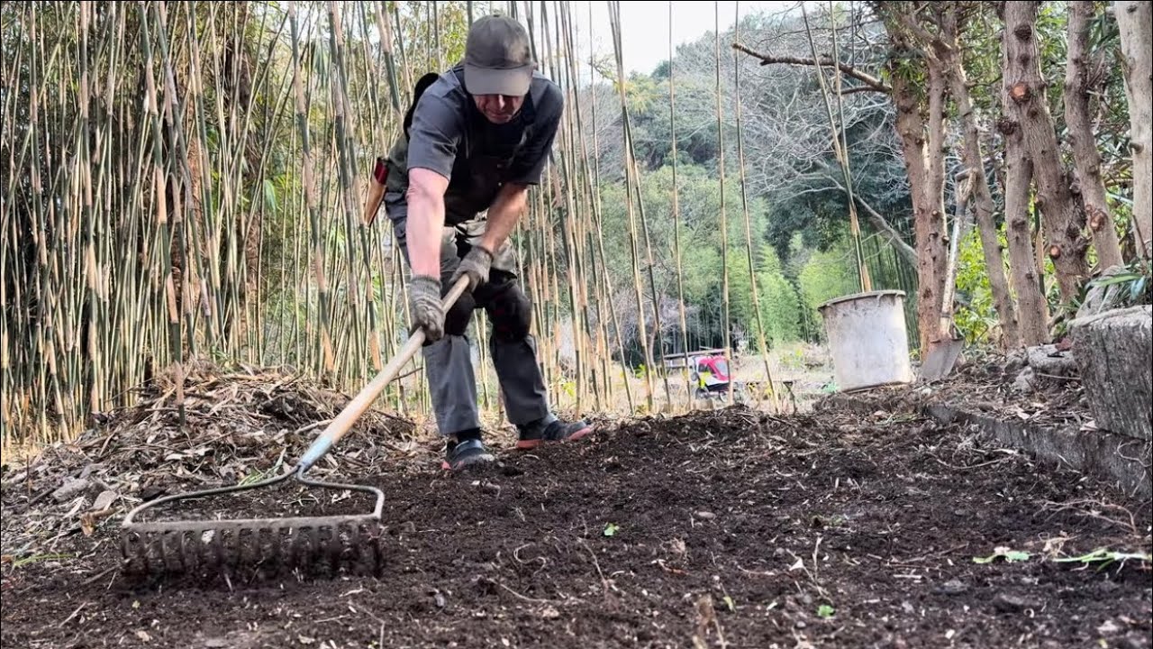 🪴 Garden Work in Japan: Building “Mount Fuji” Compost Pile – Japan Garden
