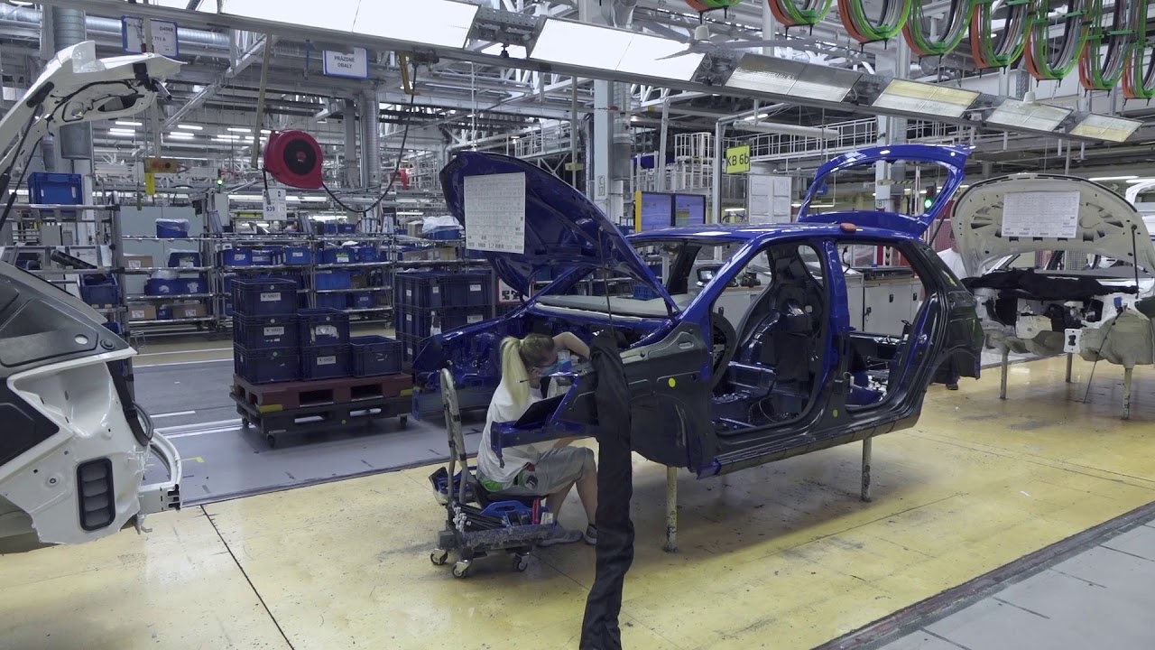 Конвеєр зі збірки SKODA на заводі в Млада Болеслав