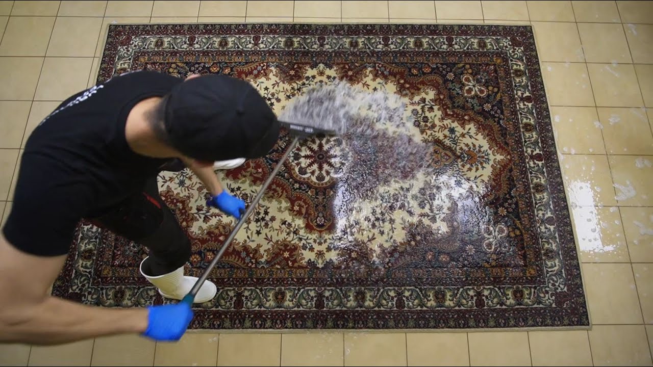 Ten człowiek pierze dywany jak MASZYNA ! Zobacz ile pracy i wysiłku wymaga ten niesamowity proces 💪😍