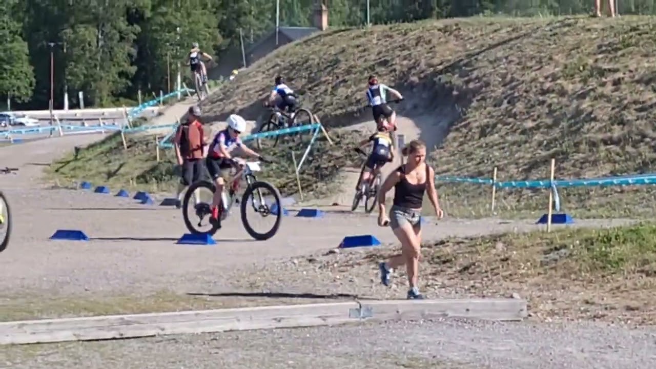Norah och Henry åker Lugnet XCO i Falun 2023-06-11