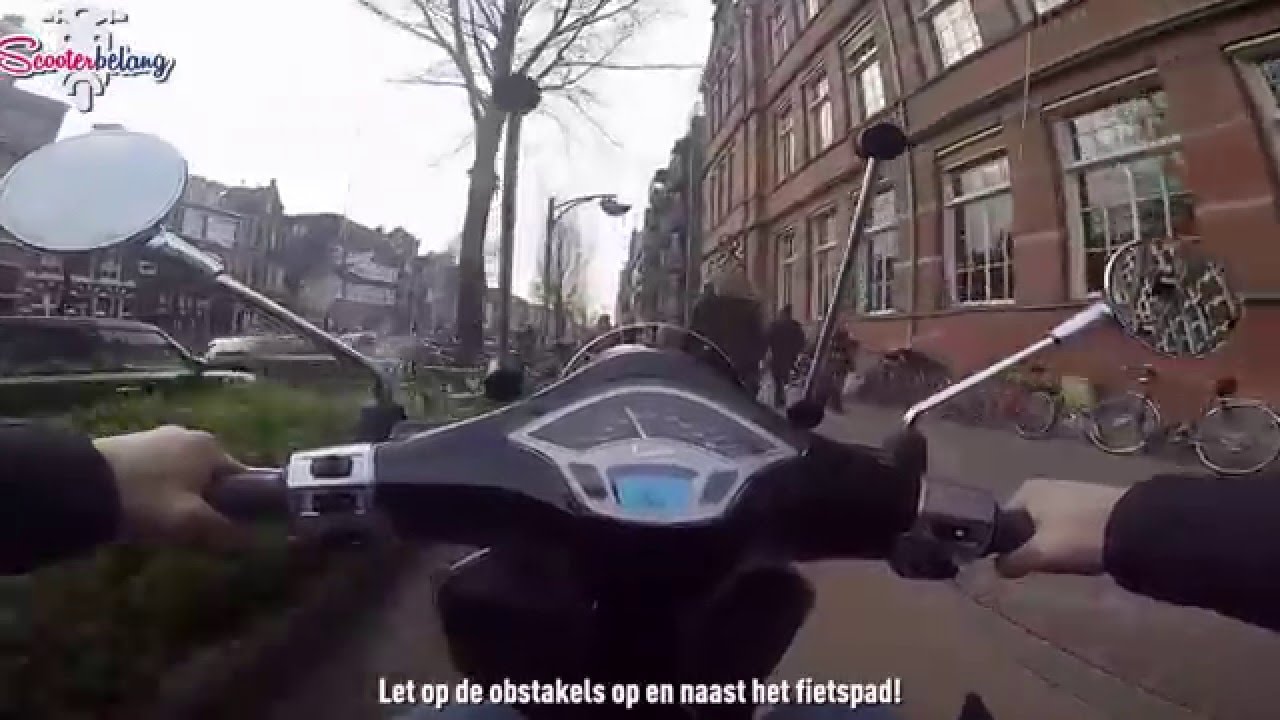scooterbelang rijdt met de snorscooter op het fietspad en op de rijbaan