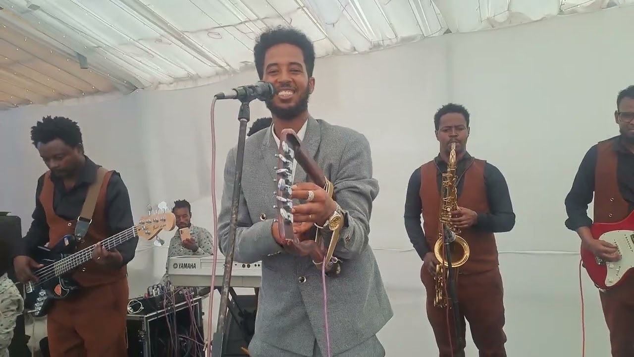 ድምፃዊ ዳንኤል ደስታ ኣብ መርዓ ዓጋመ daniel desta wedding stage performance#seifufantahun #commedian eshetu