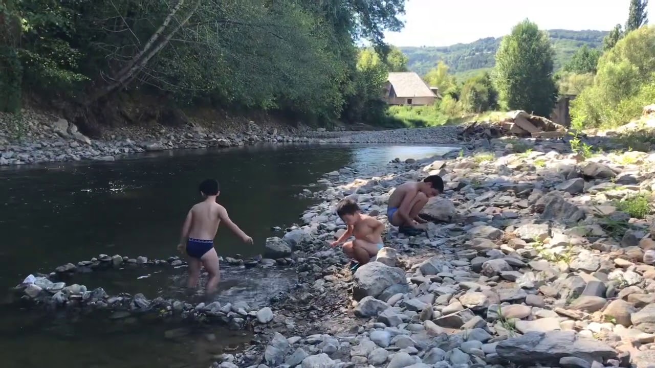 Faire un barrage au bord de la rivière