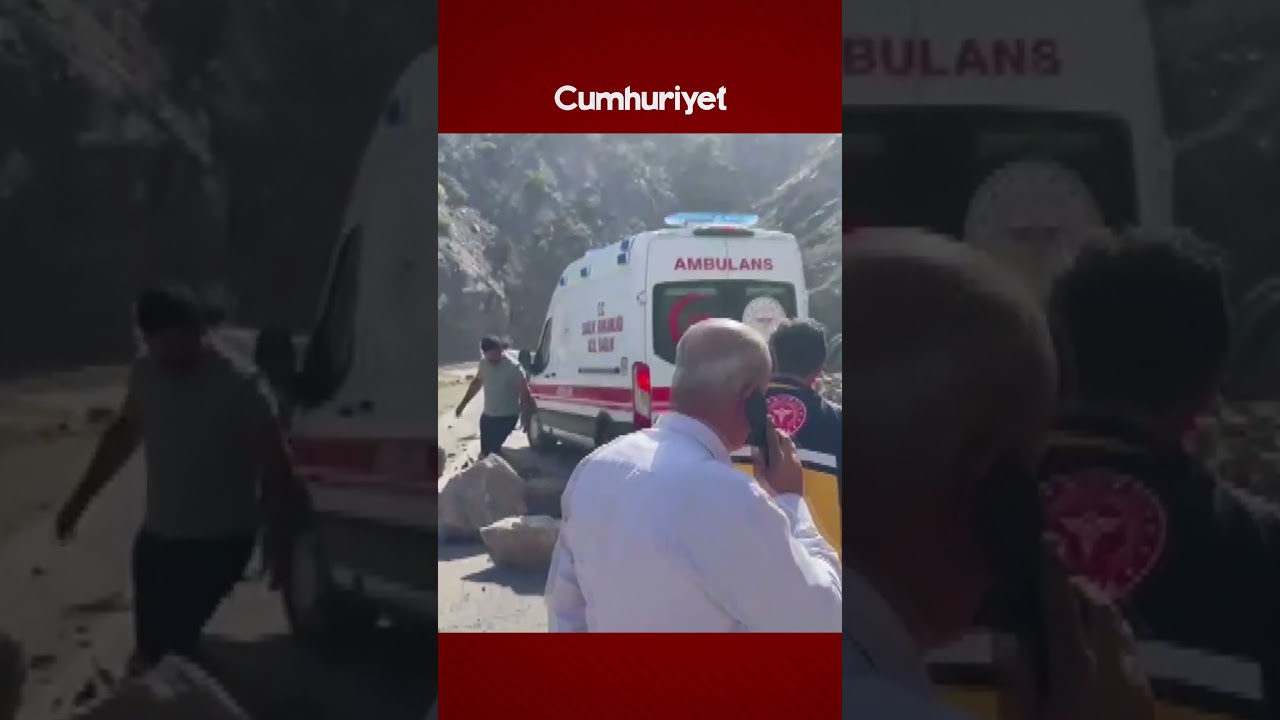 Malatya'da 5.9'luk deprem sonrası dev kaya par&ccedil;aları yola d&uuml;şt&uuml;