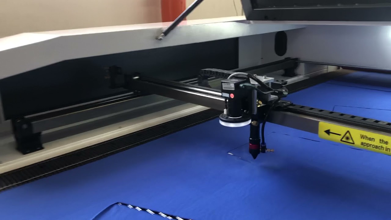 Taglio tessuto con macchina xrpro1610 potenza 150w
