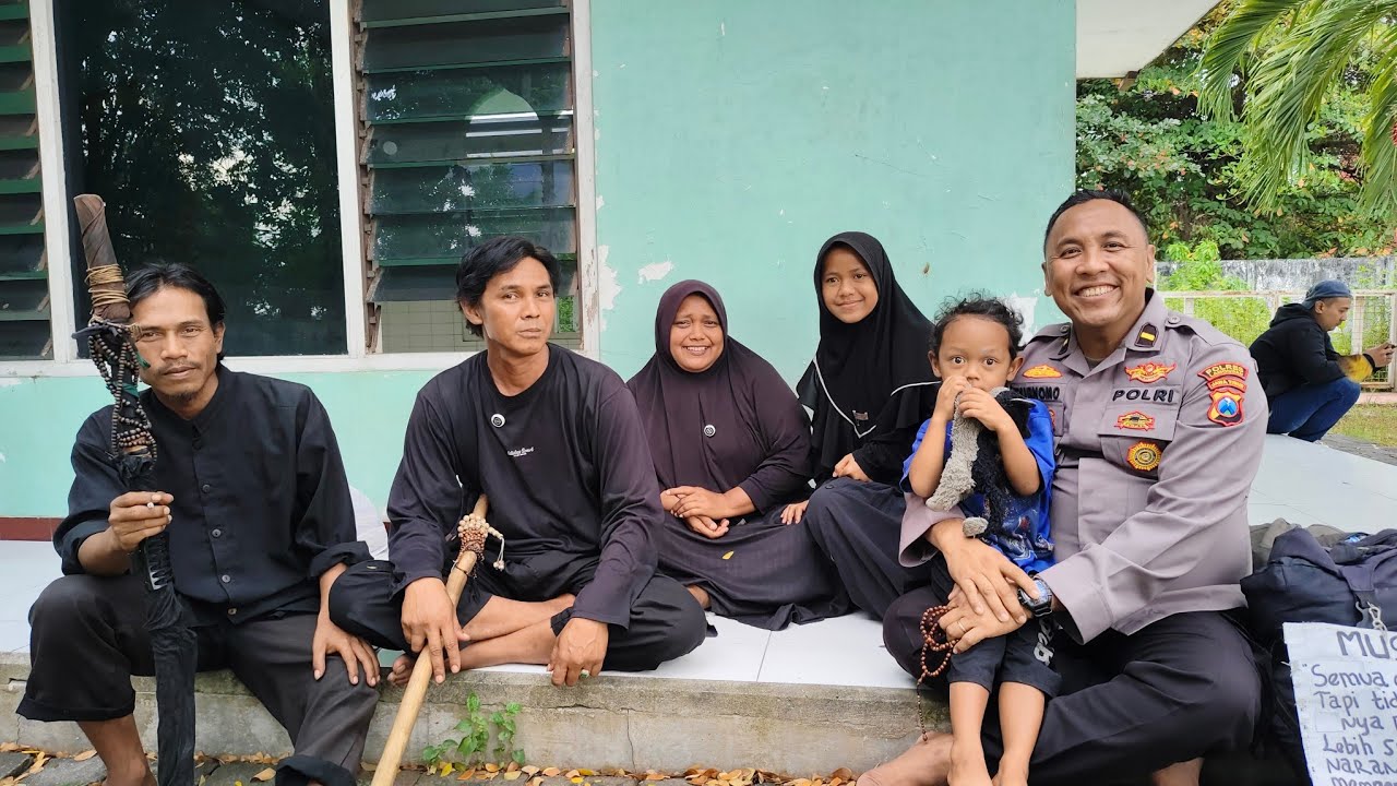 SATU KELUARGA JALAN KAKI SEMUA BERPAKAIAN SERBA HITAM KETEMU PAK PURNOMO.INI ALASAN,TUJUAN MEREKA.!?