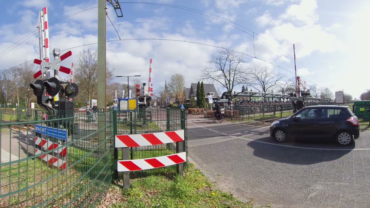 Vr 360° Spoorwegovergang Station Ermelo 😱12K😱 // Vr 360° Dutch railroad crossing Train