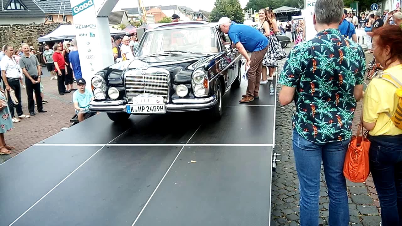 Zielankunft der Rallye-Teilnehmer bei den Rheinbach Classics 2019 Teil 1