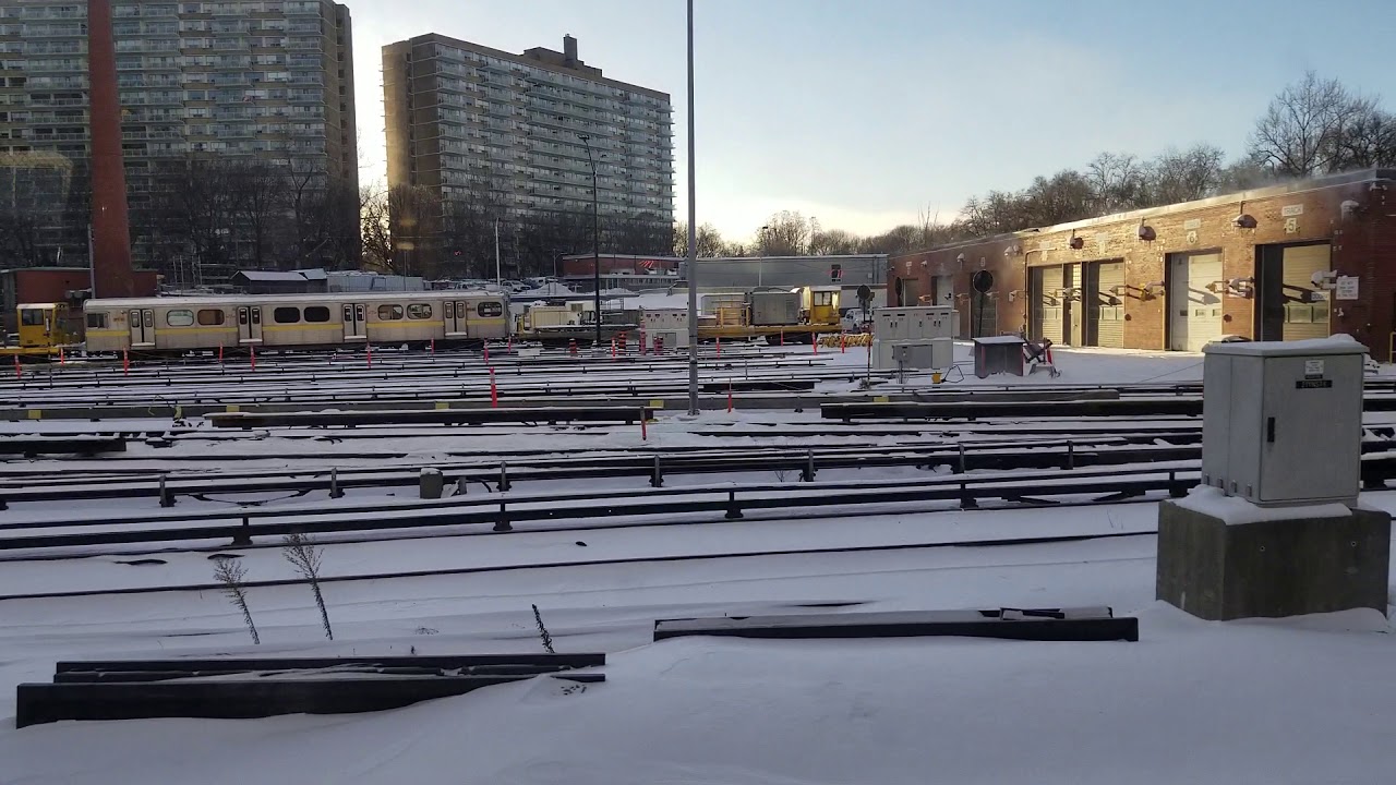 캐나다 토론토/이민생활/ TTC subway Davisville station/Toronto TTC subway Davisville station, Ontario Canada.