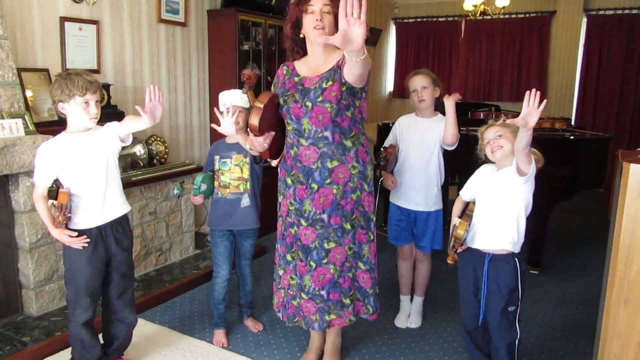 Holding the violin or viola, an easy way to help children at the beginning.