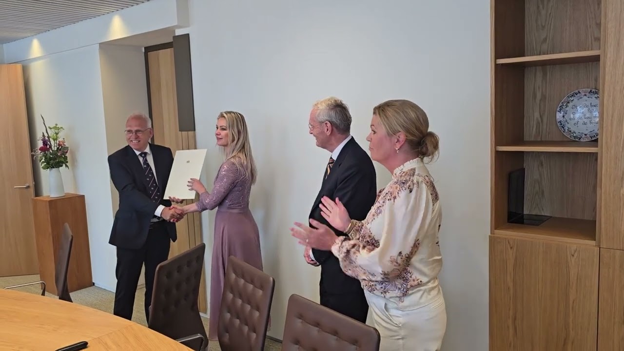 Femke Wiersma en staatssecretaris Jean Rummenie ondertekenen  de overdrachtsdocumenten
