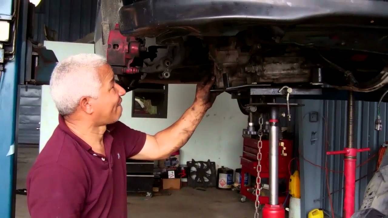 Cambio de una transmisión en un Honda Civic Mecánico  Juan B.  Artiles