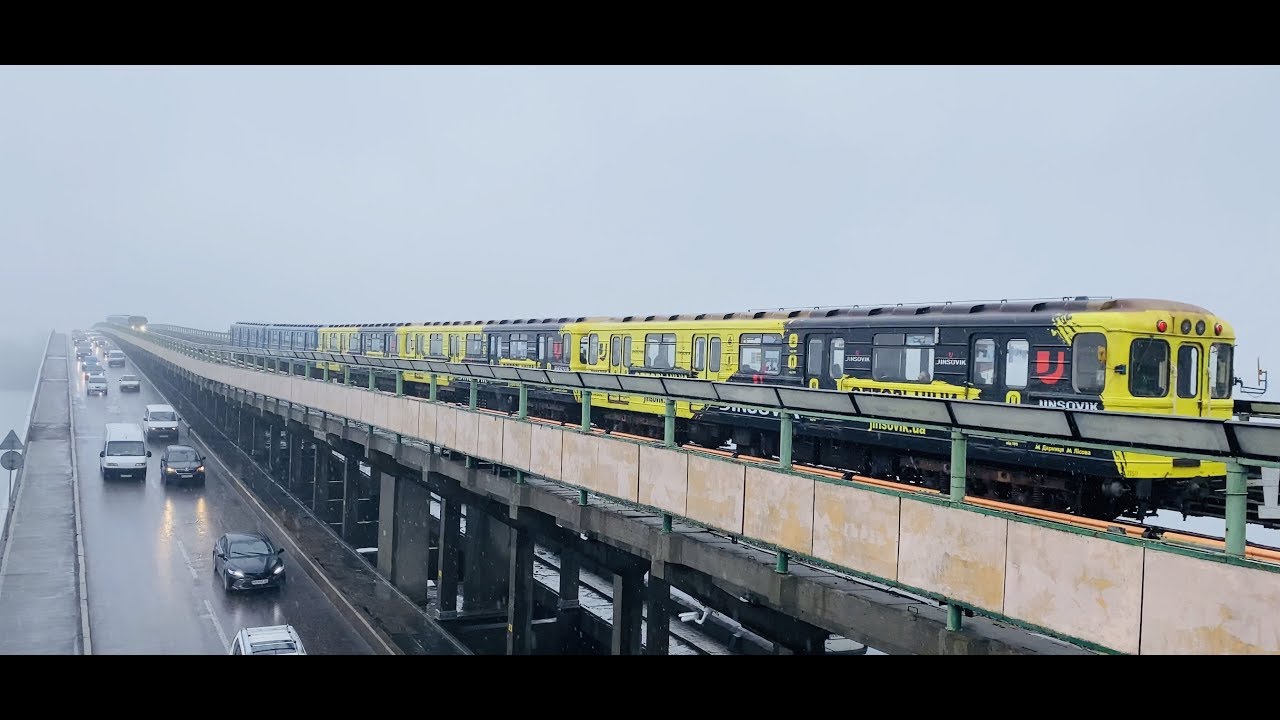 Дождливое утро на станции метро Днепр | Киевский метрополитен