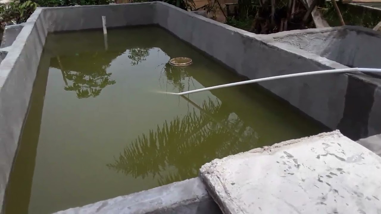 Proses pengisian air kolam beton