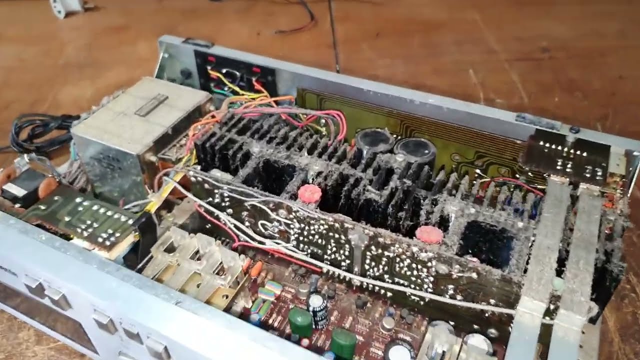 Conserto: Antigo Amplificador Gradiente M166