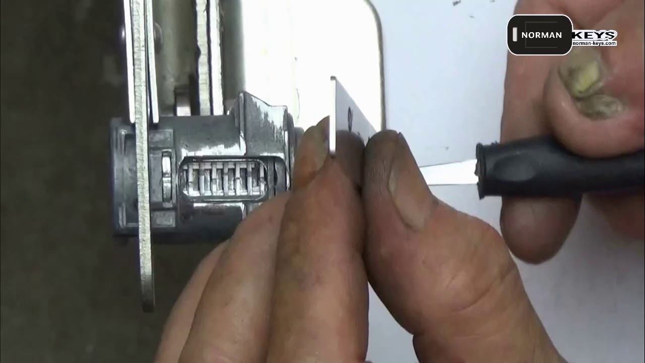 Demo operation video of How Lishi Tool works ( HU100 )