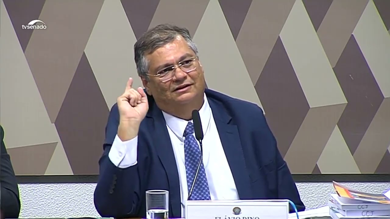 Flávio Dino respondeu Flávio Bolsonaro ao ser questionado sobre a regulação das mídias sociais