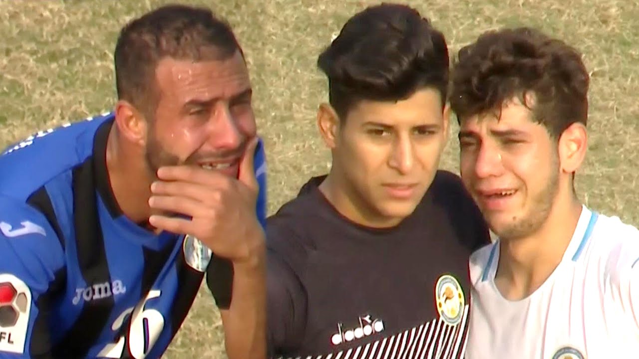 بكاء اللاعبين والمعلق وإيقاف مباراة في الدوري العراقي بعد دخول جنازة المدرب كريم سلمان لأرضية الملعب