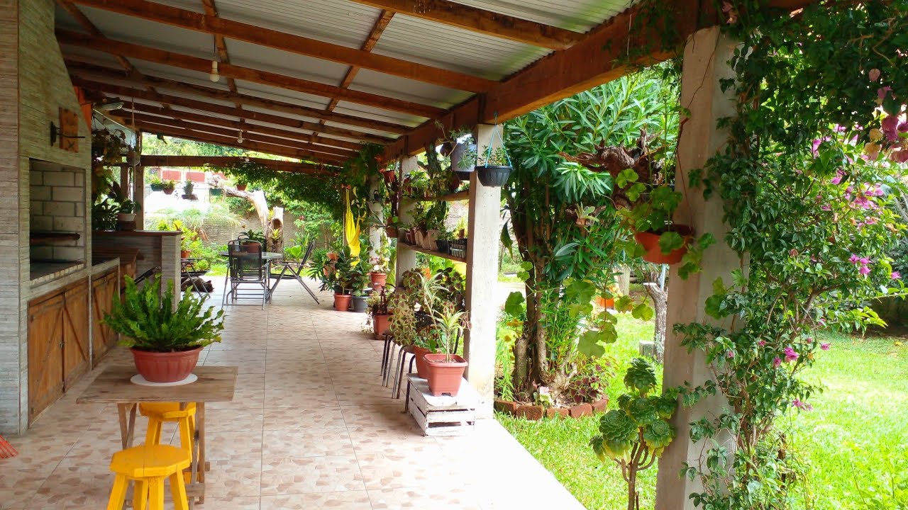 Una varanda acogedora con muchas plantas