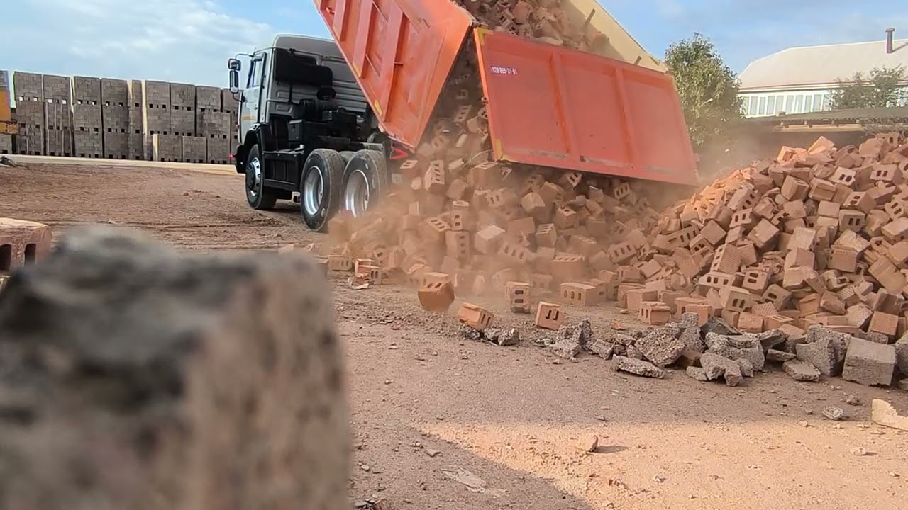 выгрузка битого красного кирпича