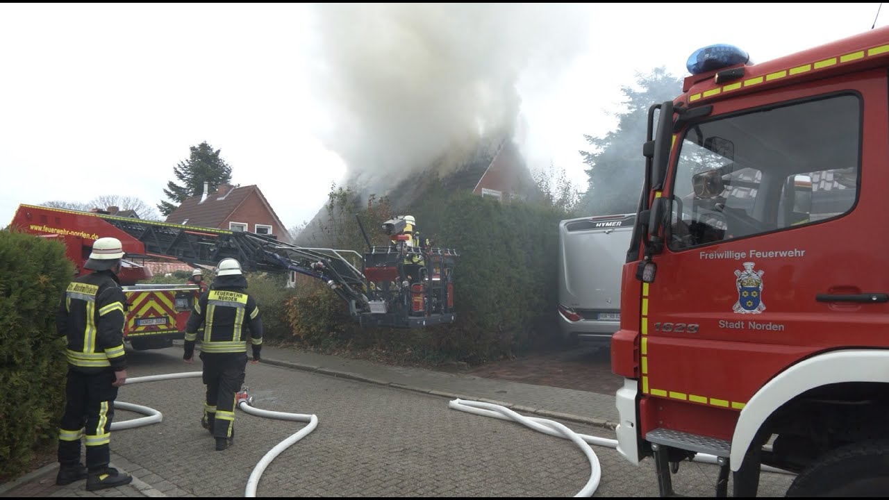 DRAMATISCHE RETTUNG AUS BRENNENDEM HAUS - BEWOHNERIN SCHRIE UM HILFE - NACHBARN EILTEN ZUR HILFE