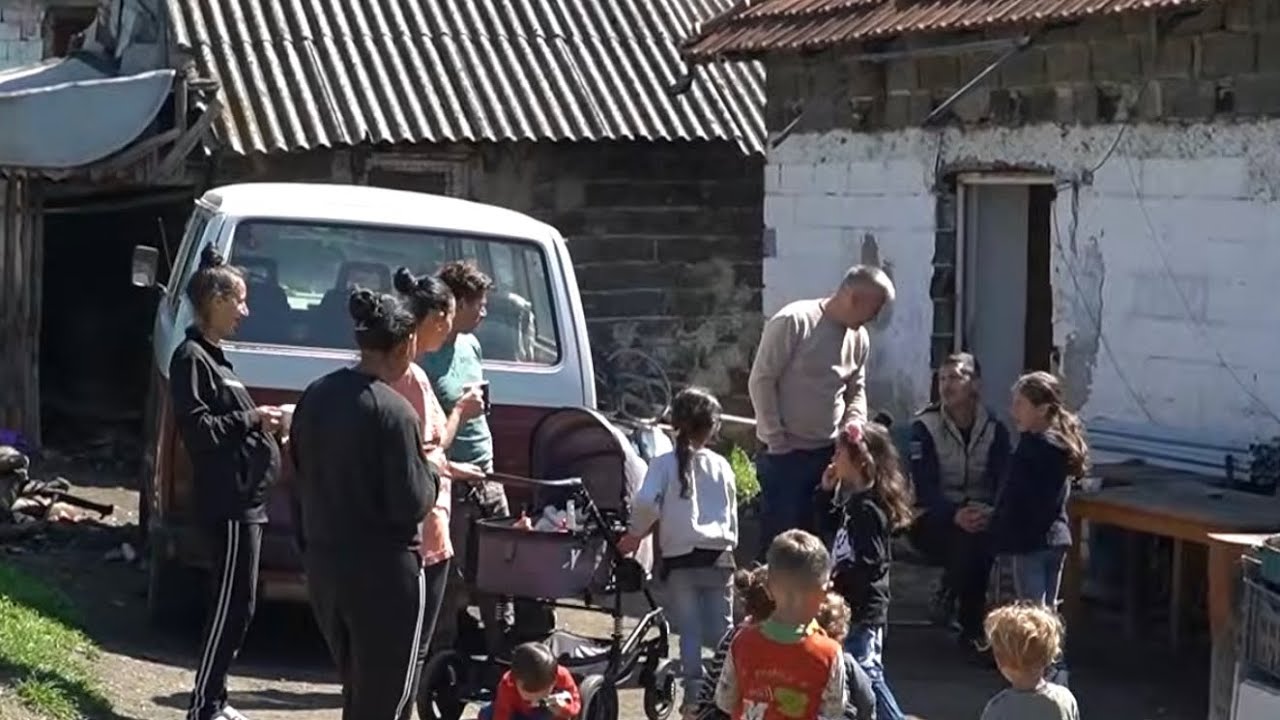 NAS ROME PRIVLAČI BAKAR A I MI NJEGA LJUBAV NA PRVI POGLED ROMSKO NASELJE SOFA