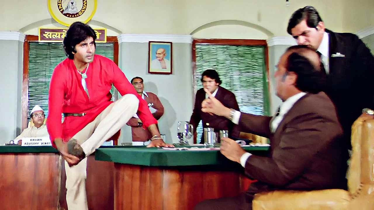 अमीर इंसान ने किया कुली की बेइज़्ज़ती , फिर मिला करारा सबक | Amitabh Bachchan Coolie  Scene