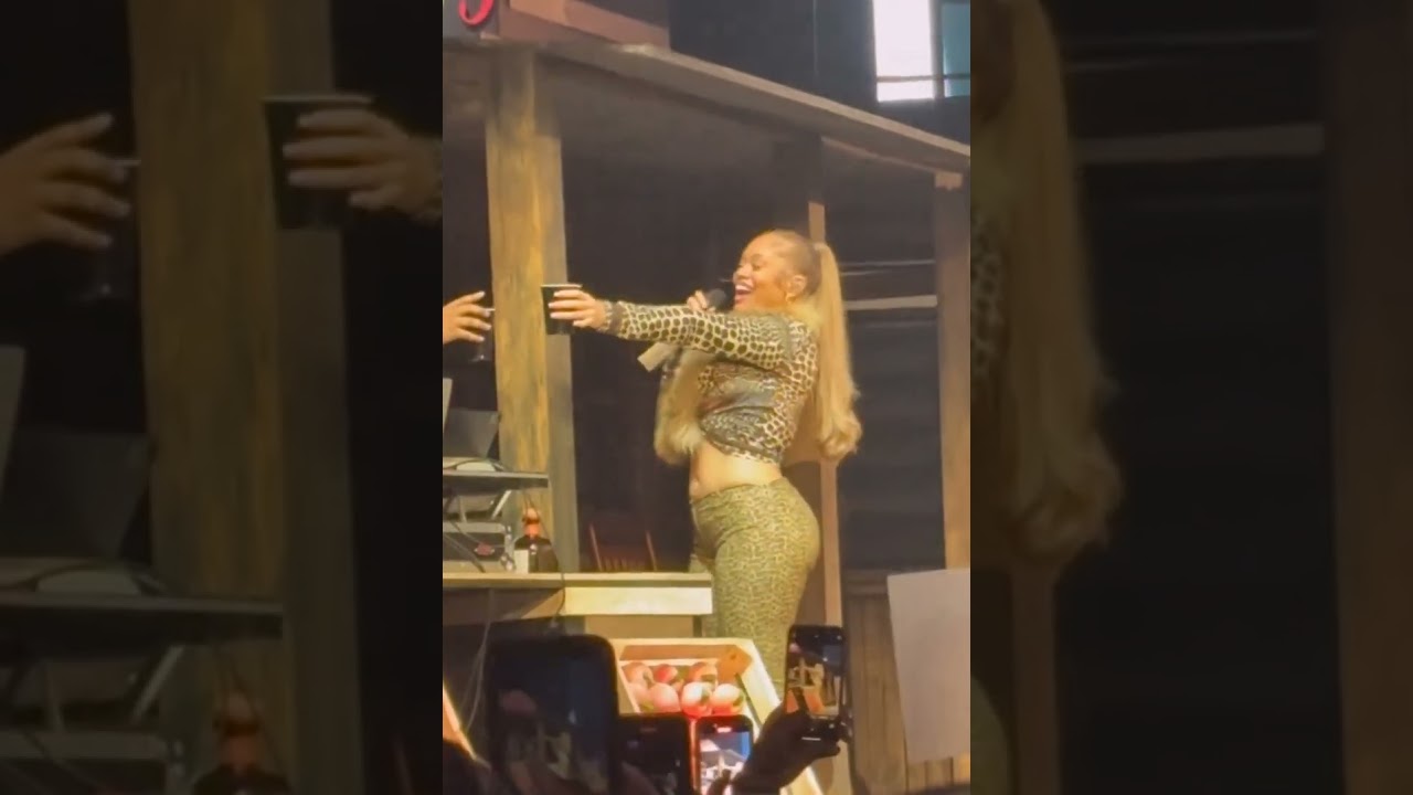 Latto performing last night at her Sugar Honey Iced Tea Tour show in Tampa, Florida 🍹