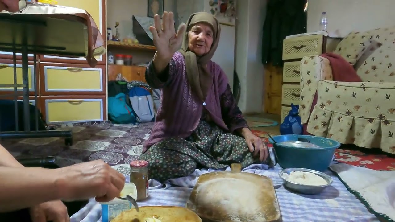 Ananem köy evinde mayalı ekmek yapıyor. village life  köy hayatı #holidayswithyoutube