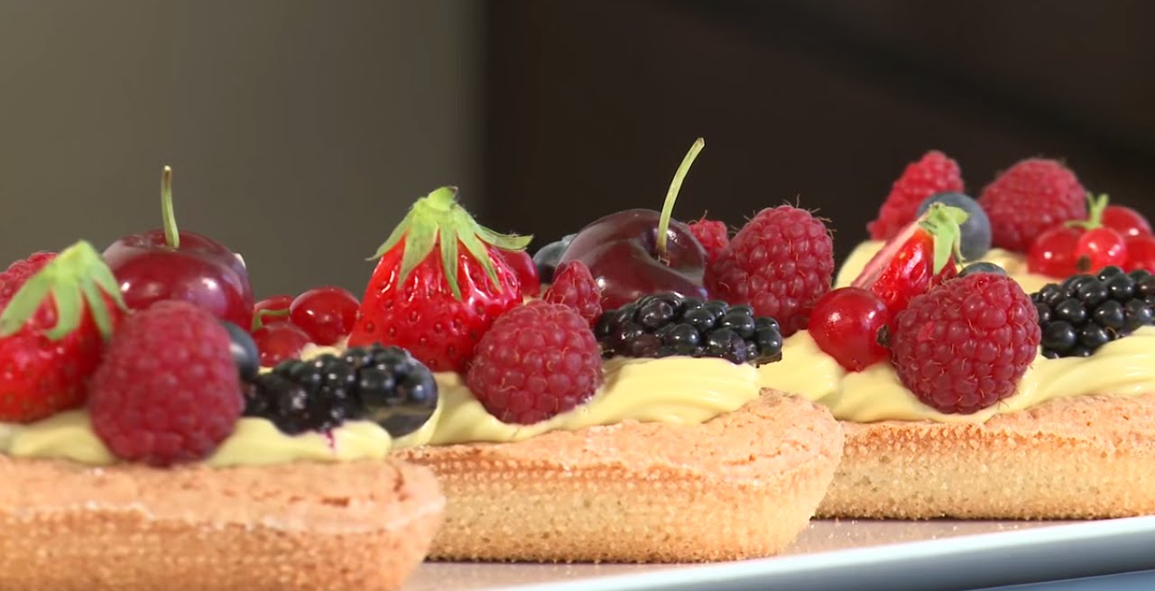 Tartelettes aux fruits rouges sur fond de Dacquoise