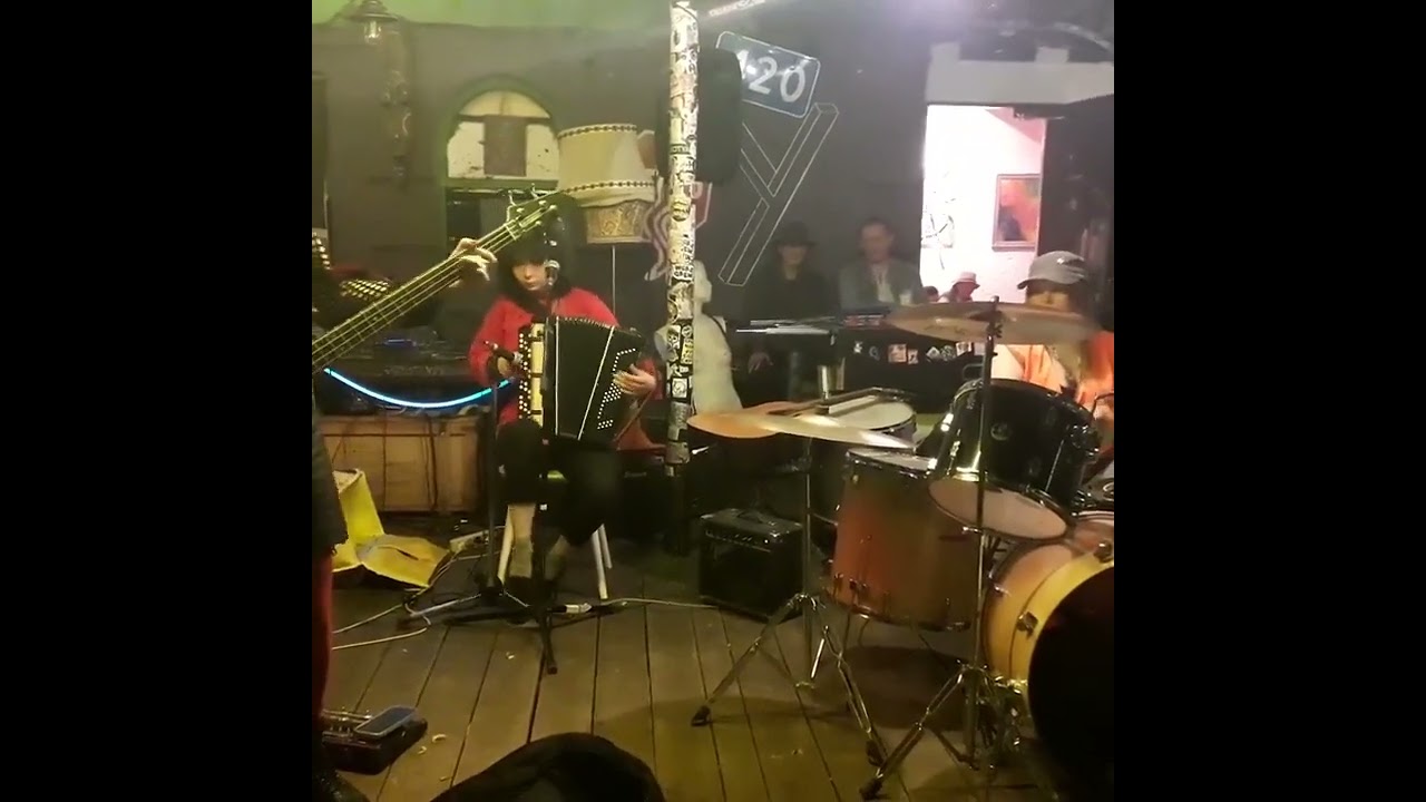 СТЕНГАЗЕТА - Человек-газета (Live at Угол)