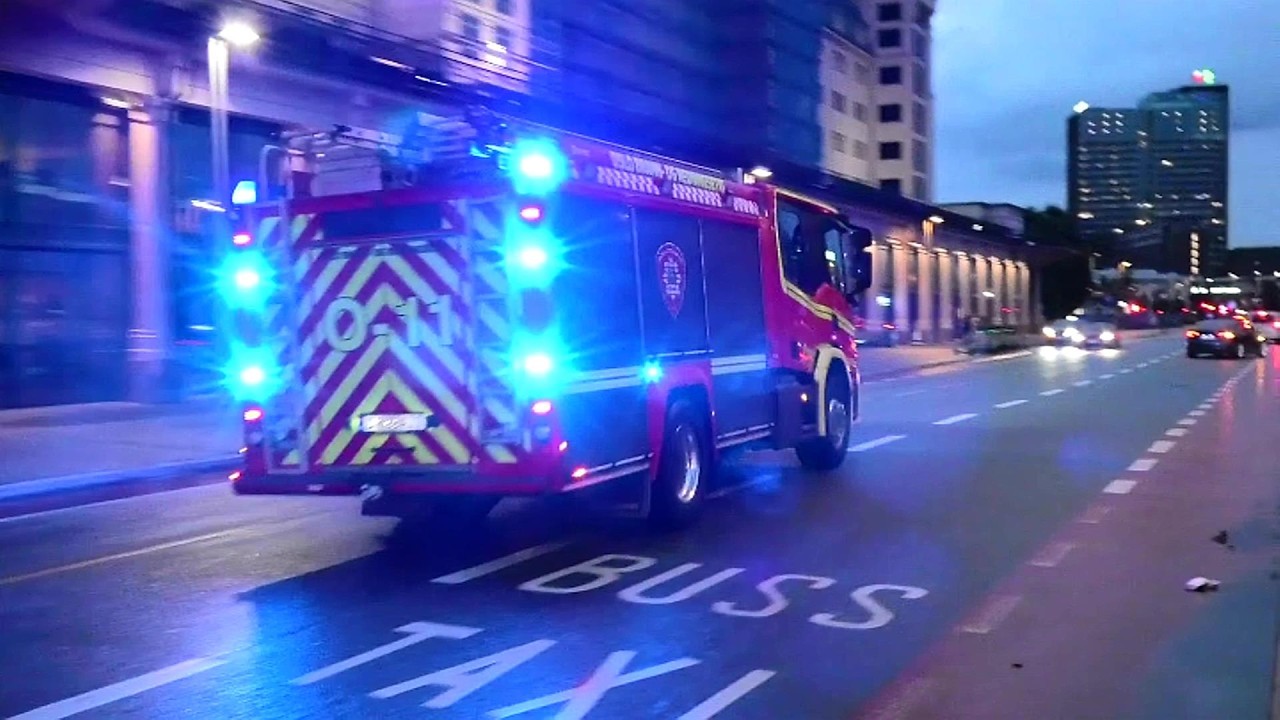 ST.SENTRUM (O11+O12) ABA oslo brann og redningsetat brannbil i utrykning fire truck respond