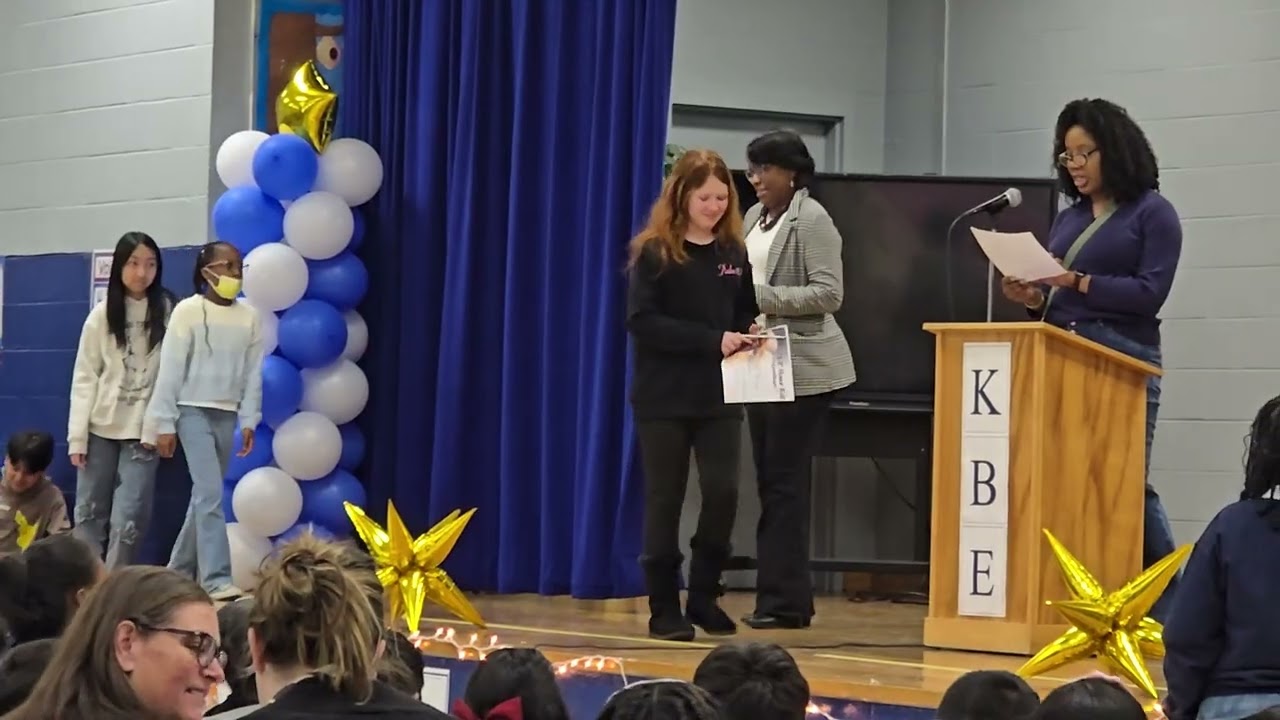 Daisy recibiendo su diploma en su escuela.