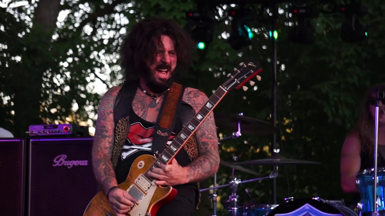 Tracii Guns Insane Guitar Solo With "L.A. Guns"