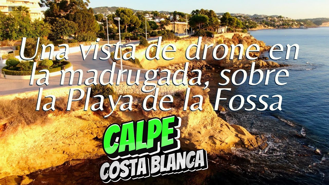 Una vista de drone en la madrugada, sobre la Playa de la Fossa - Calpe Costa Blanca