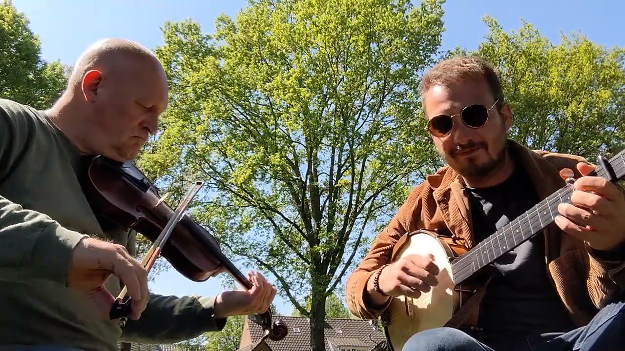 Sal's Got Mud Between Her Toes - Clawhammer Banjo & Old-Time Fiddle