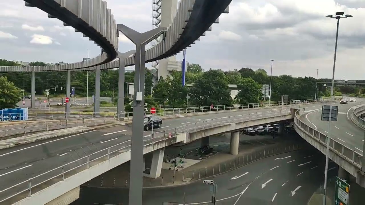 Fahrt mit dem SkyTrain vom Flughafenbahnhof Düsseldorf zu den Terminals