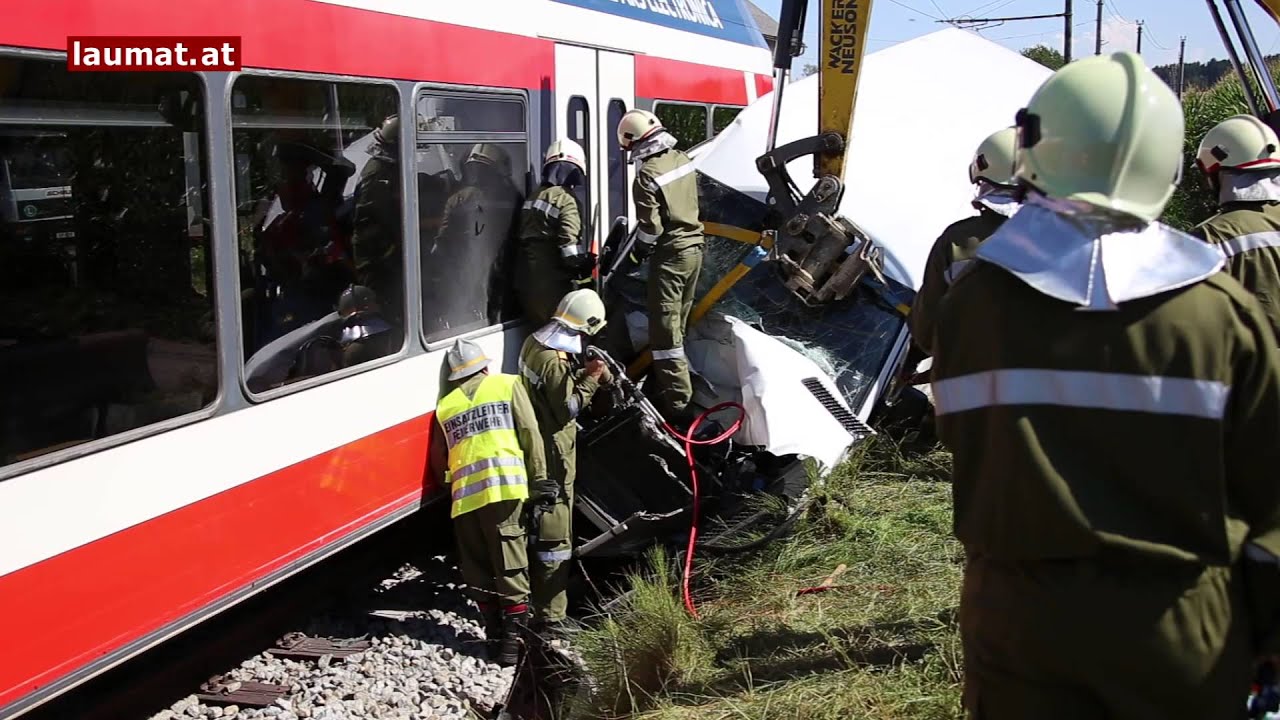 Kleintransporter auf Bahnübergang in Prambachkirchen von LILO-Triebwagen erfasst