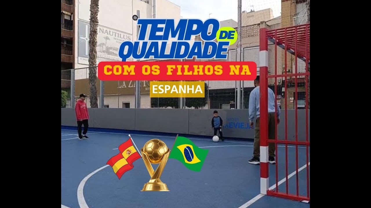 Levamos as crianças para jogar futebol em quadra pública na Espanha ⚽