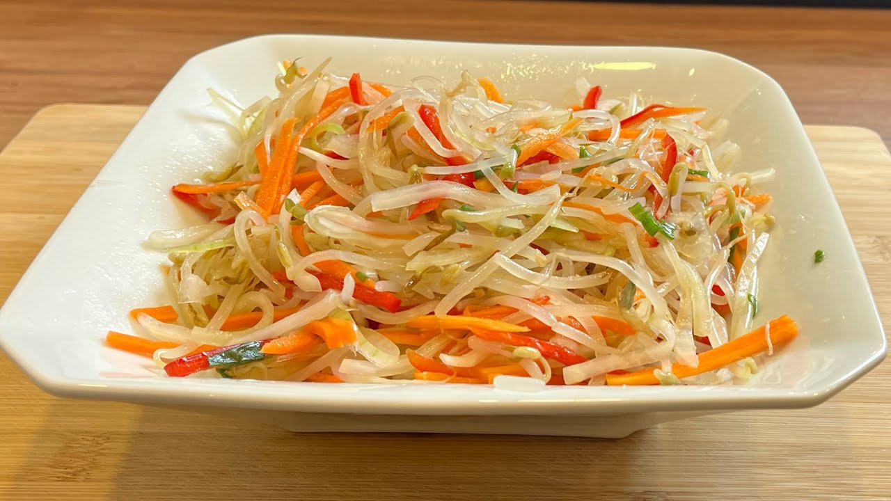 Salada de broto de feij&atilde;o Moyashi .