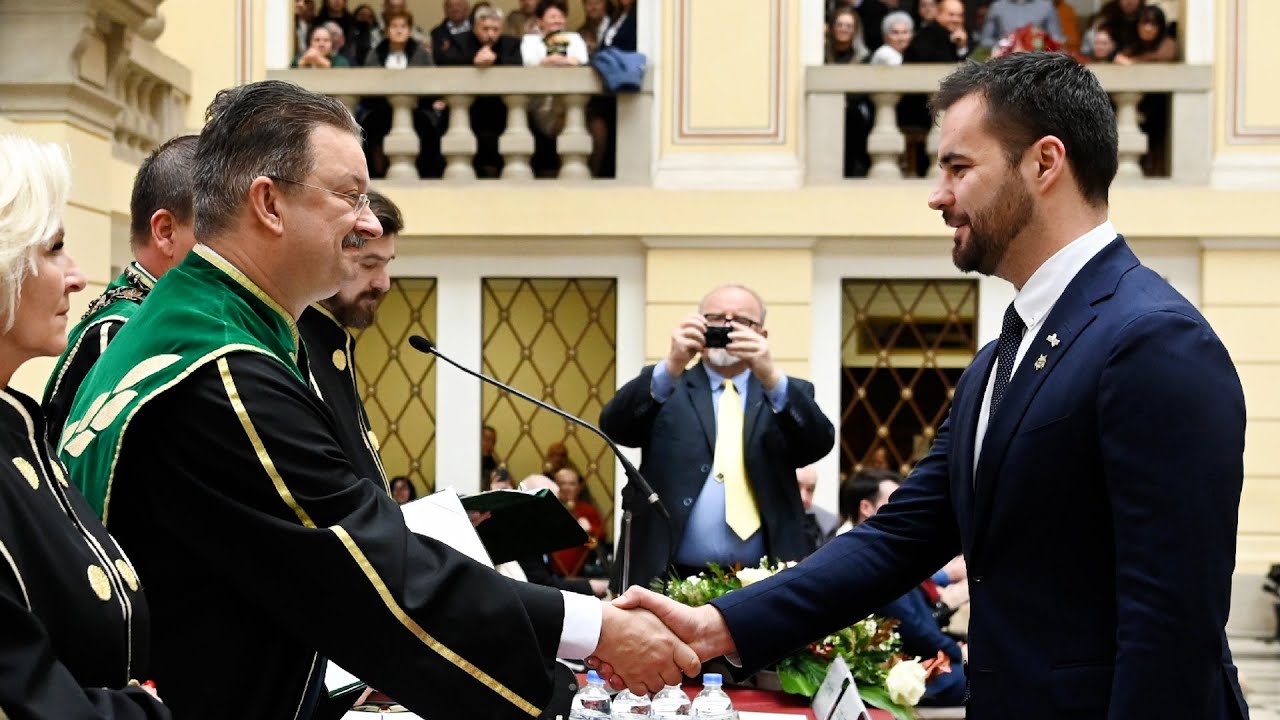 Diplomaosztó és elismerések: Kapu Tibor az agrárkar címzetes docense