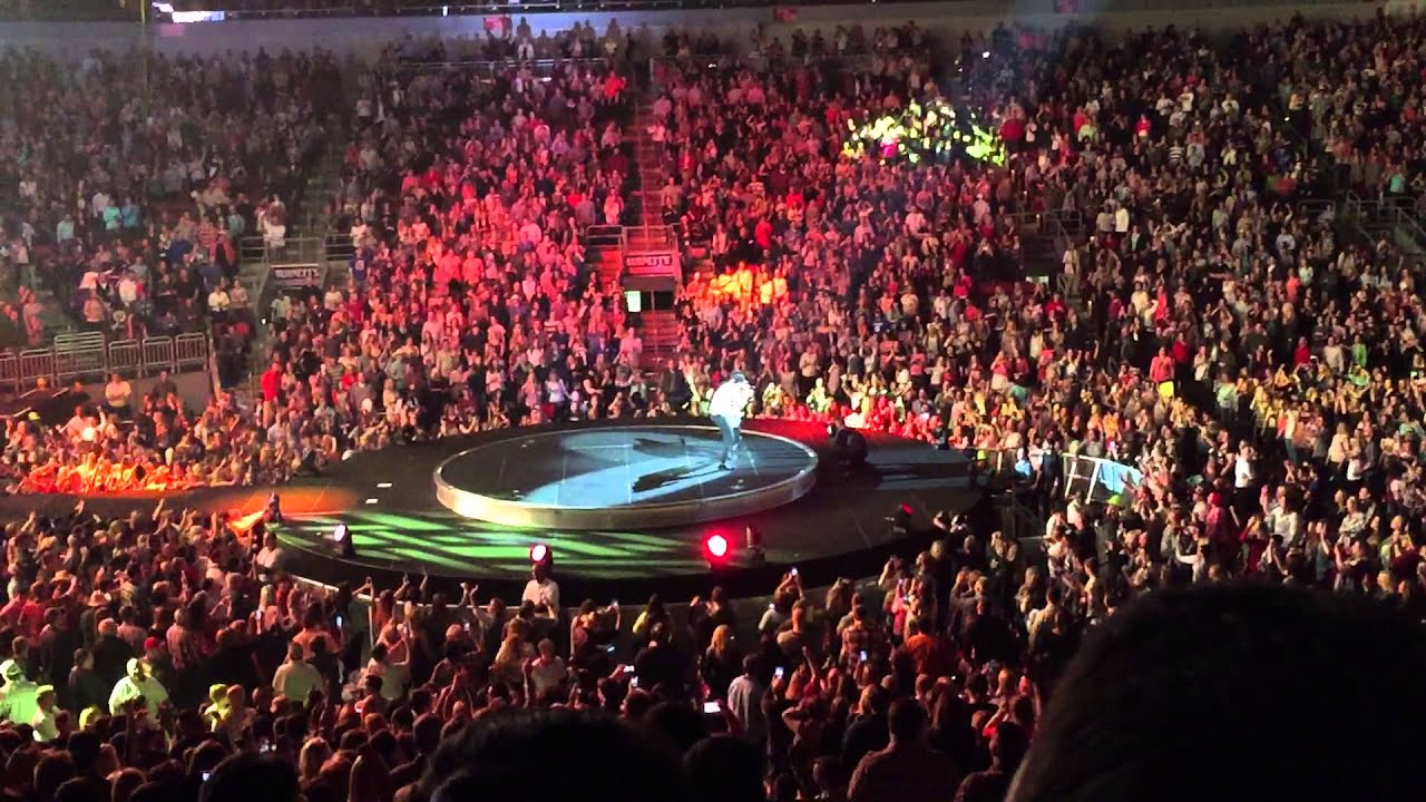 Luke Bryan singing 'Country Girl (shake it for me)' at the KFC Yum center in Louisville 2015