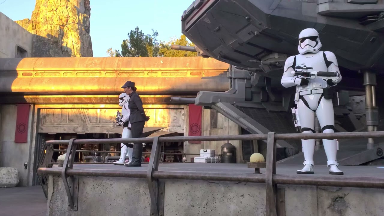 Star Wars: Galaxy's Edge - Kylo Ren Arrives to Batuu | Disneyland