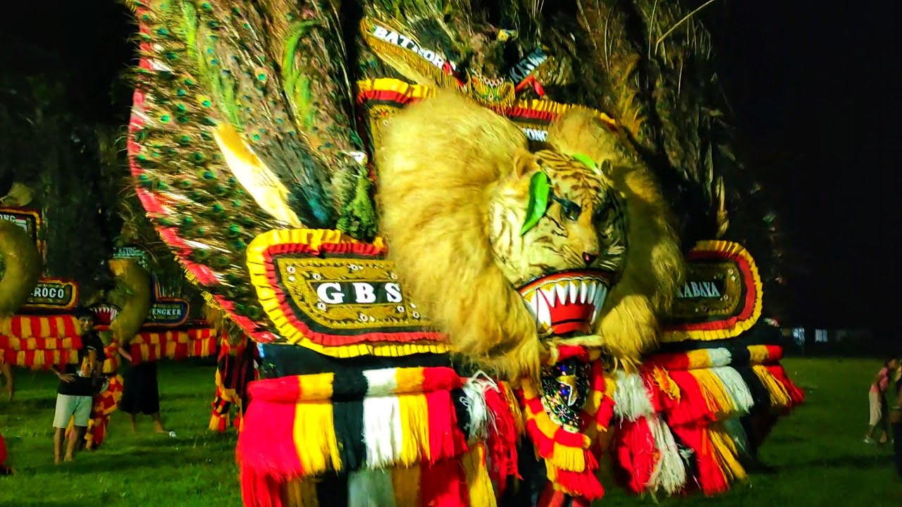 Reog ponorogo terbesar atraksi jos pembarong ganteng mainkan barongan reog terbesar