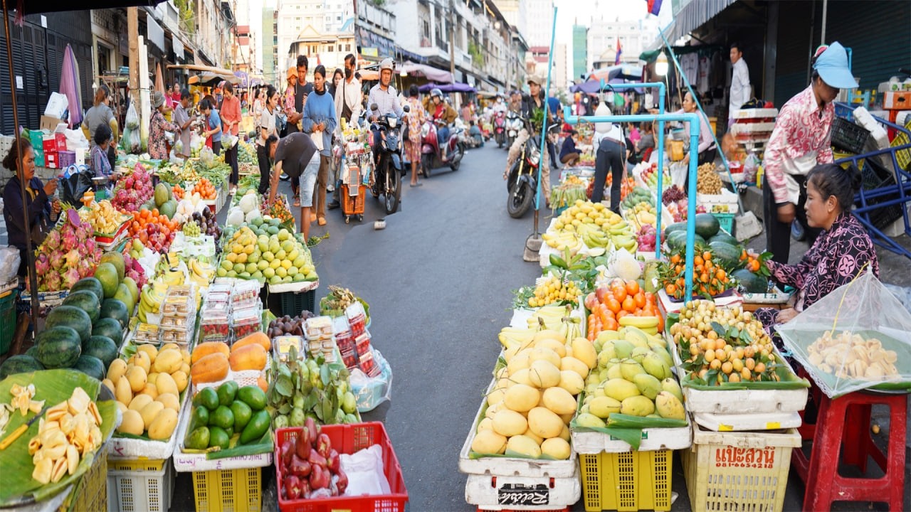 Walk Around Tuol Tumpoung Market In Evening – Plenty Fresh Fruit, Vegetable & More Street Food Here